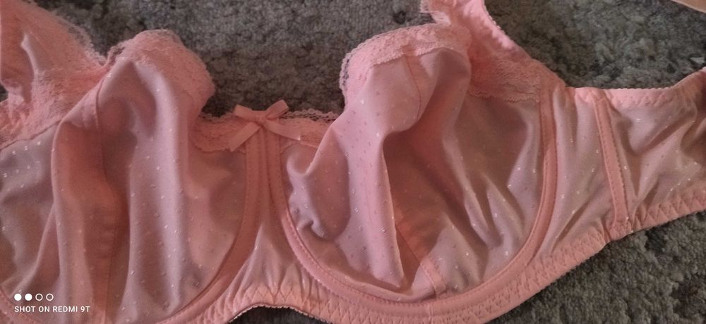 śliczny biustonosz 90D