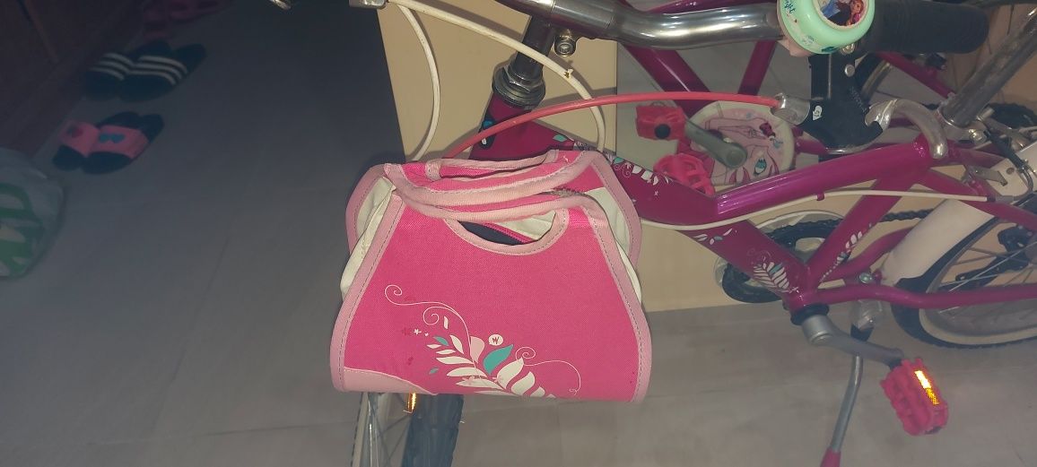Rower b-twin dla dziewczynki torba kask