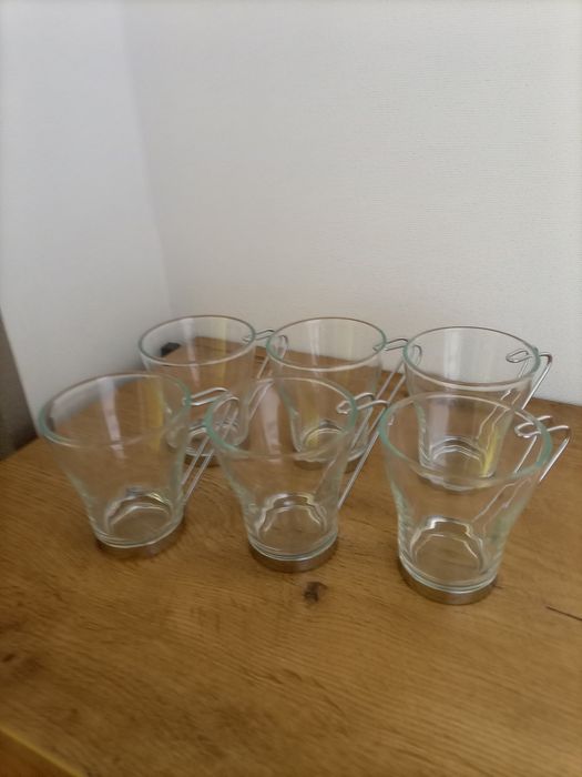 Szklanki z metalowymi uchwytami