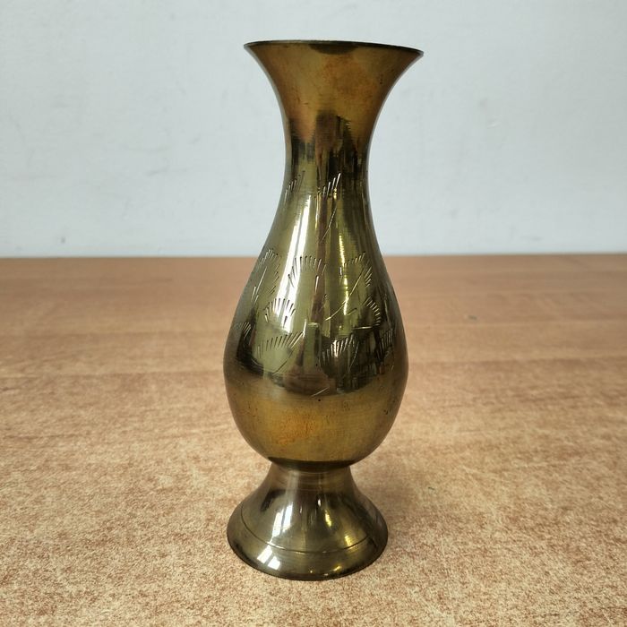 Piękny mosiężny wazonik