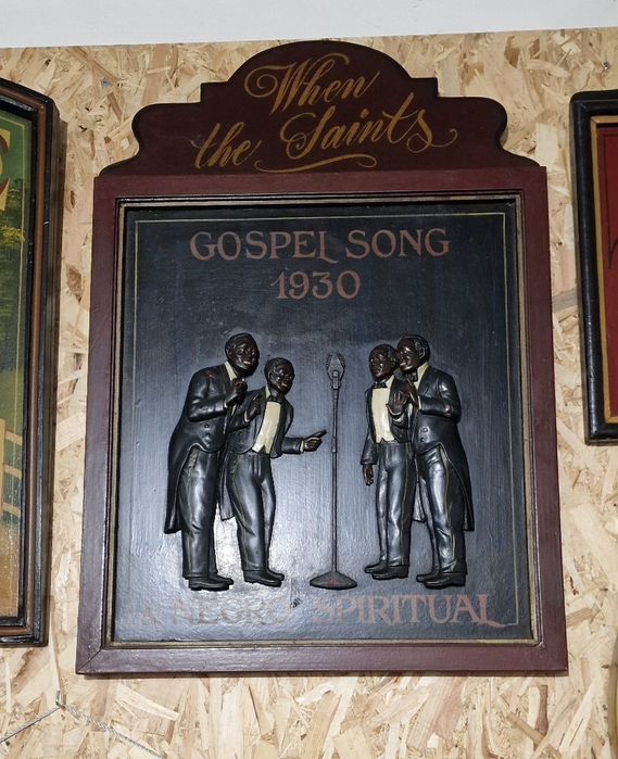 Quadro vintage em madeira, com relevo.