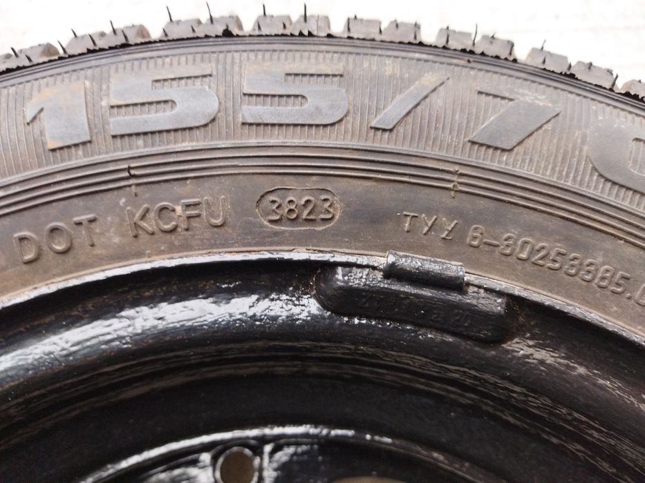 Продам зимнюю резину как новую с дисками 155/70R13 на Таврию,Славуту