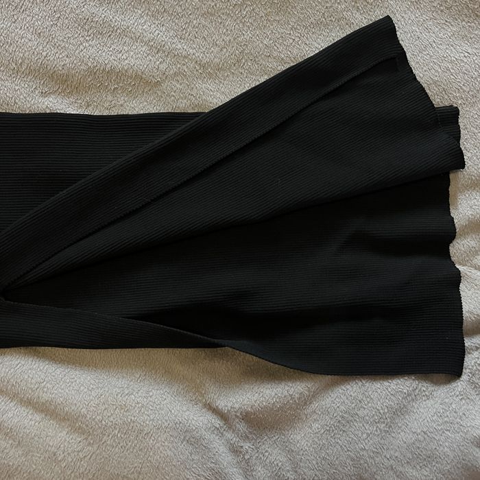 Чорна сукня з розрізом