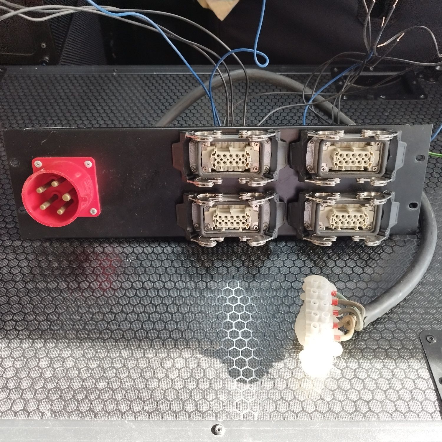 Panel rack, zlącze 32A, wieloparowe, złącze HARTING