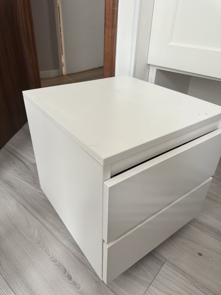 Biała szafka nocna komoda
