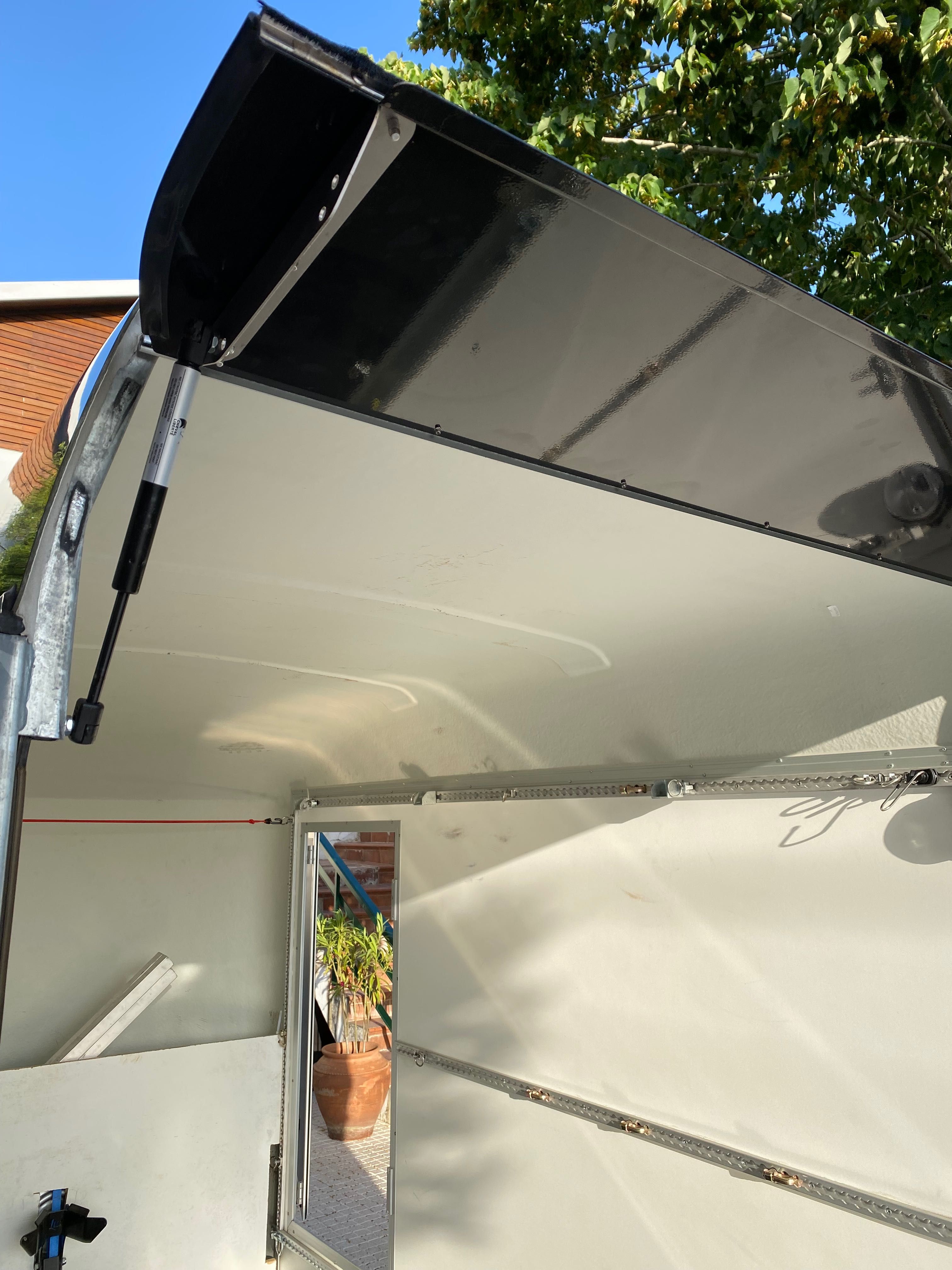 Atrelado de carga fechado DEBON Roadster300