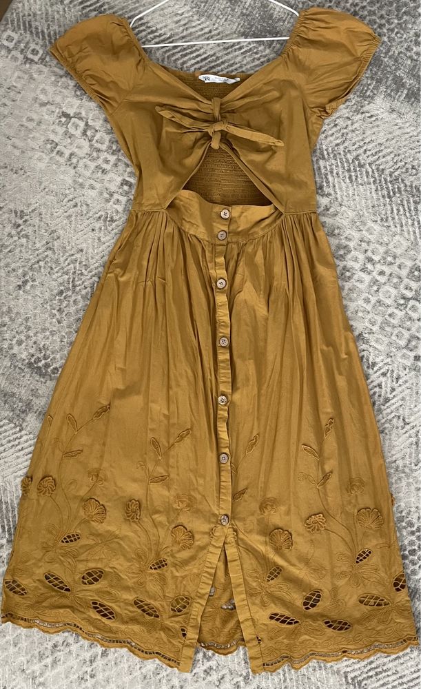 Musztardowa bawełniana sukienka midi Zara z haftem wiązany dekolt, guz