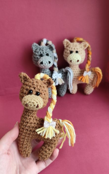 Вязаная игрушка лошадка, сувенир лошадь, символ 2026