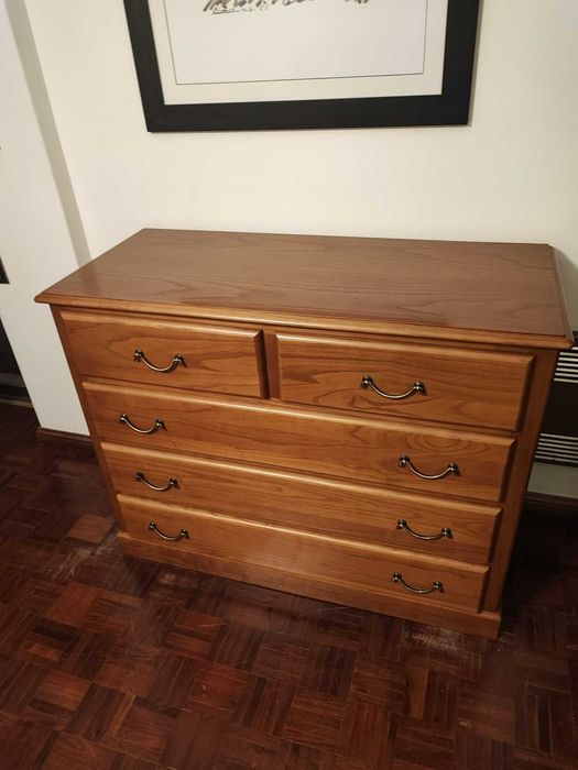 Comoda com 5 gavetas em madeira nobre