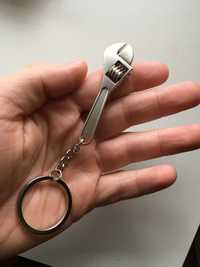 Металевий брелок для ключів у вигляді інструментів