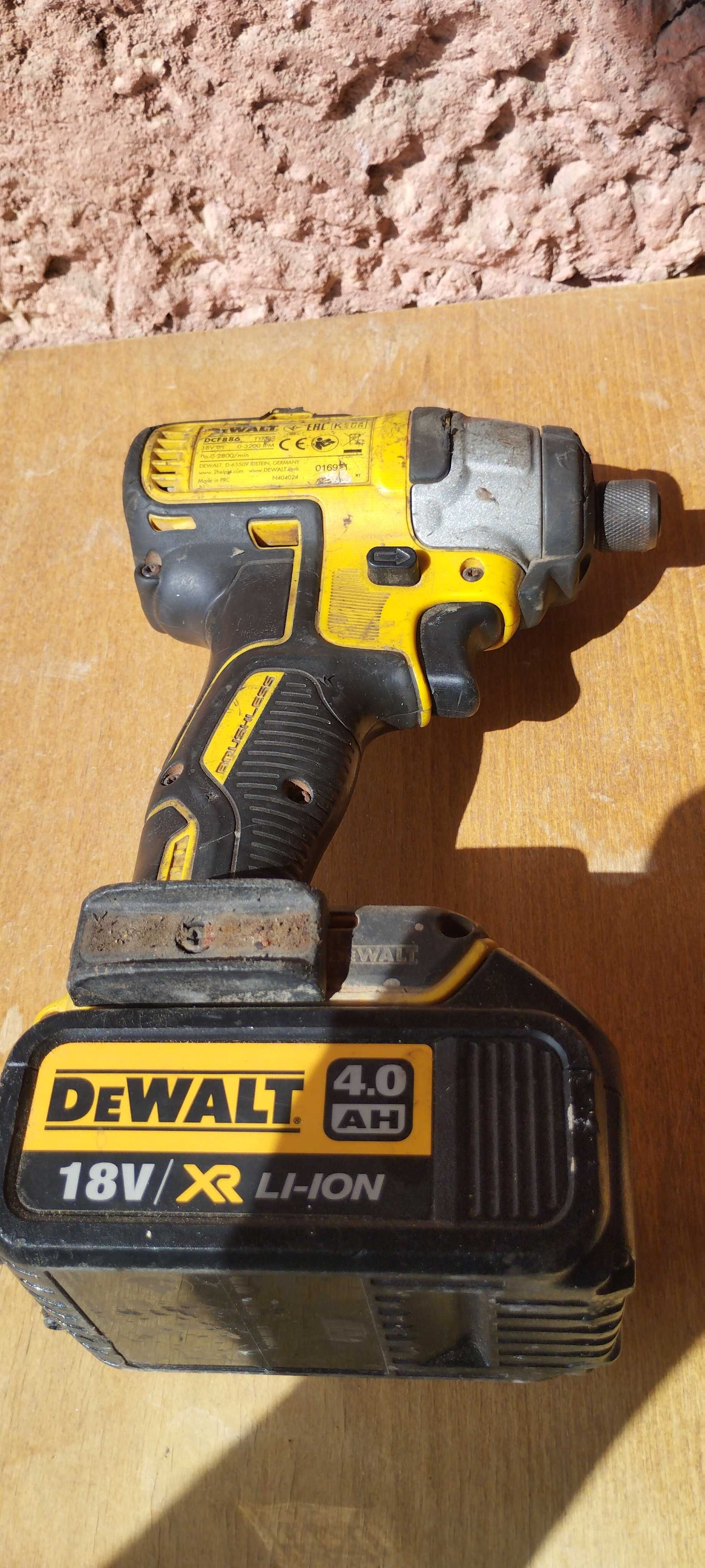 Безщітковий ударний шуруповерт гайковерт DEWALT DCF886 Імпакт