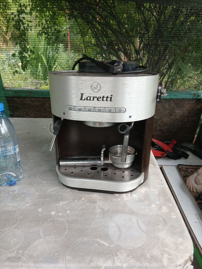 Продам кофеварку рожковую laretti