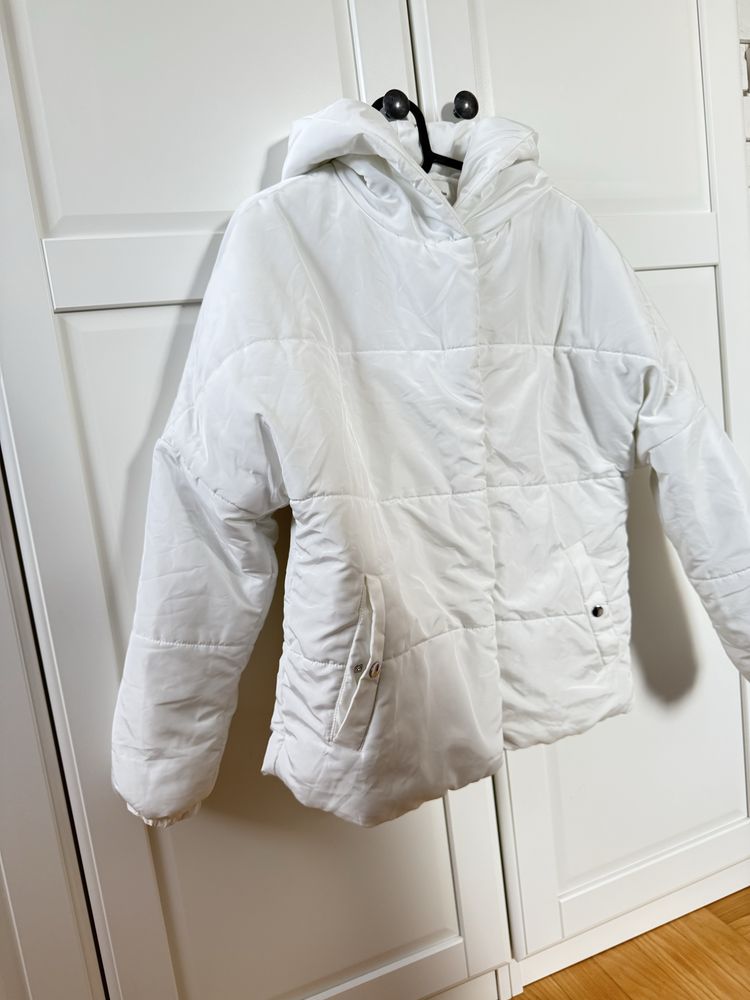 Biała kurtka z kapturem puffer jacket puchowa Stradivarius S
