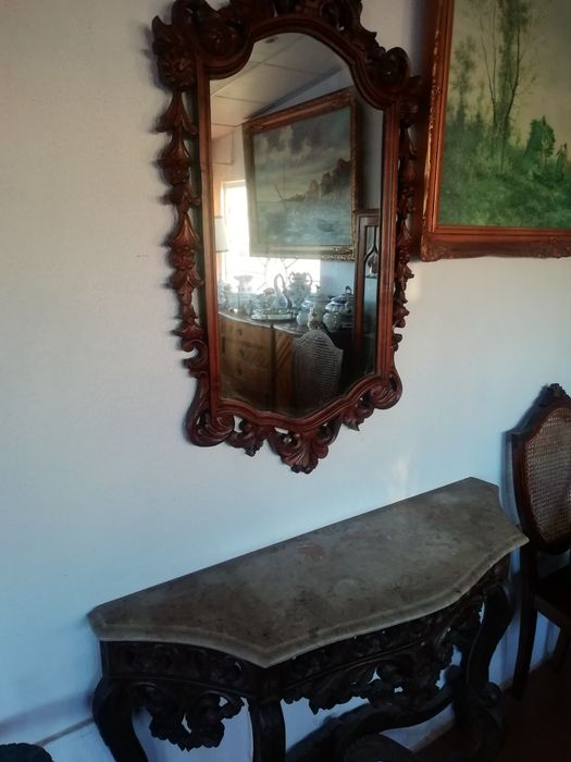 Credência antiga com espelho