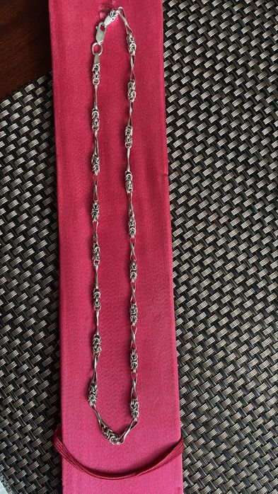 Срібне кольє довжиною 45 см.