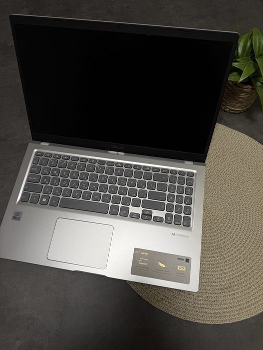 Ноутбук асус в гарному стані тільки само вивіз