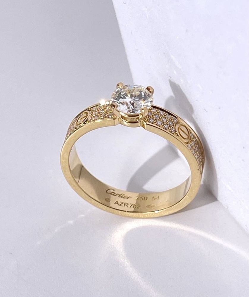 Золотое кольцо Cartier Love с бриллиантами.