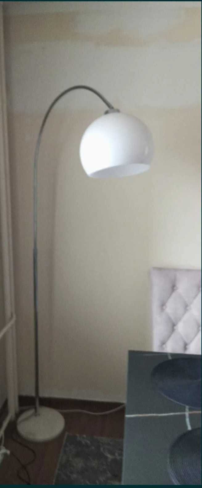 Duża lampa stojąca z podstawą kamienną