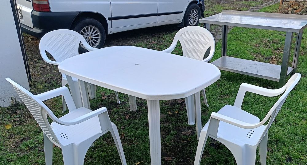 Садовый пластиковый стол и стулья