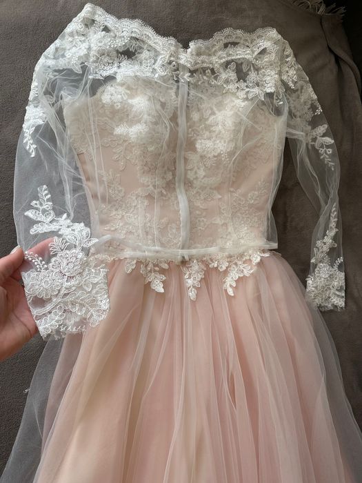 Весільна сукня з аксесуарами