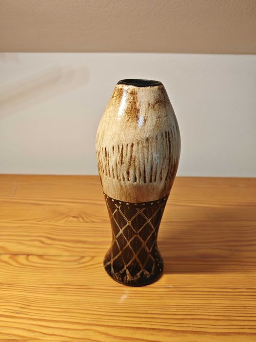 Ręcznie zdobiony wazon ceramiczny – dekoracyjny, unikatowy.