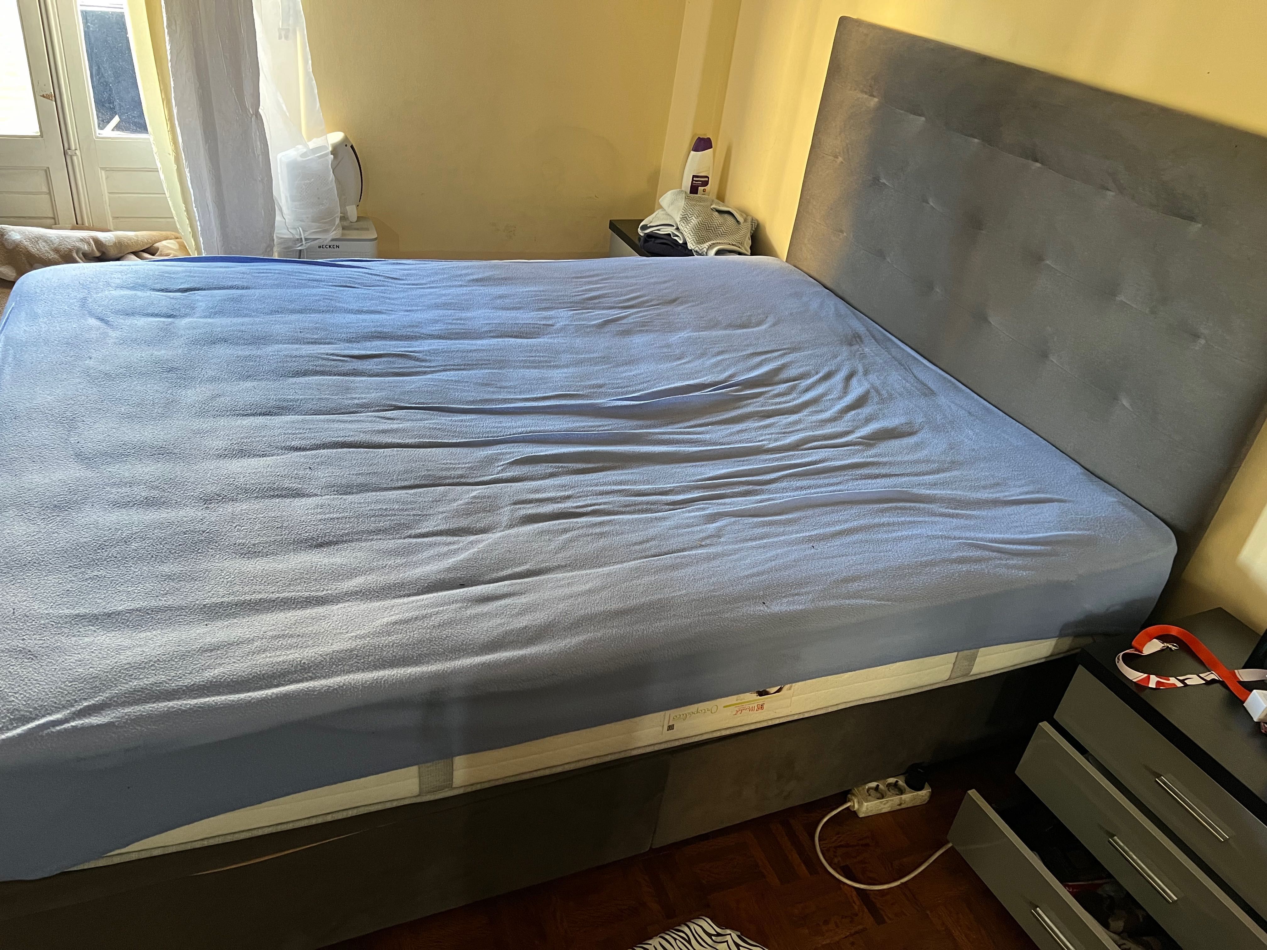 Cama de casal e 2 cómodas (pode ser vendido em separado)