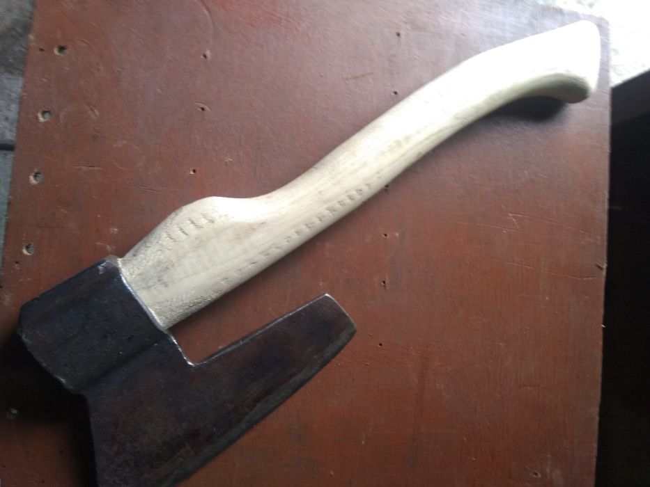 Мясной топор с ручкой.