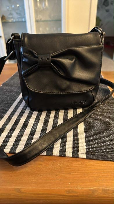 Torebka czarna listonoszka kokarda