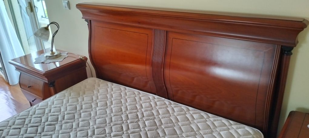 Cama casal com mesas de cabeceira