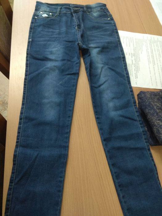 Стрейчевые джинсы М