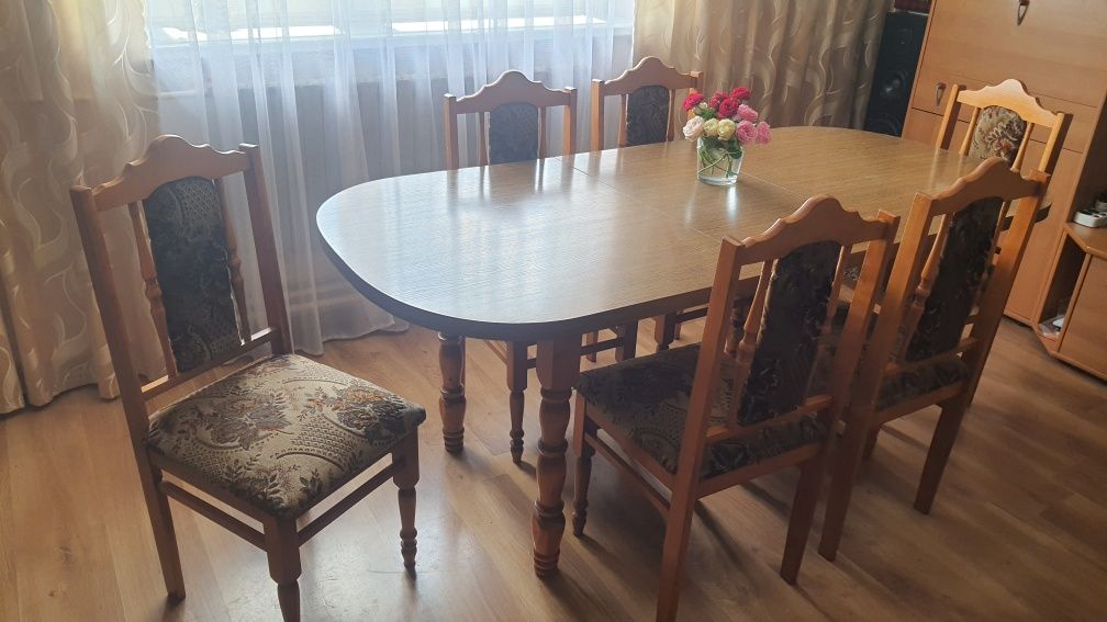 Stół rozkładany z 6 krzesłami