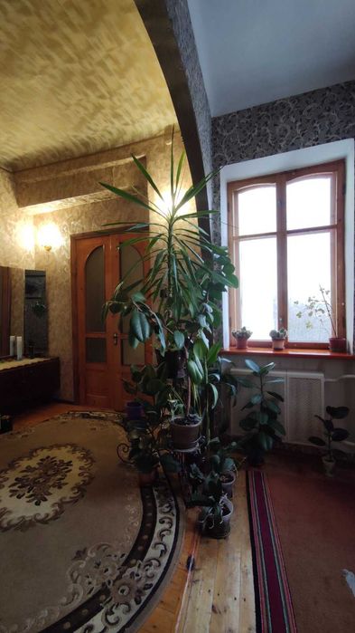 Унікальна 6-кімнатна квартира в центрі міста!