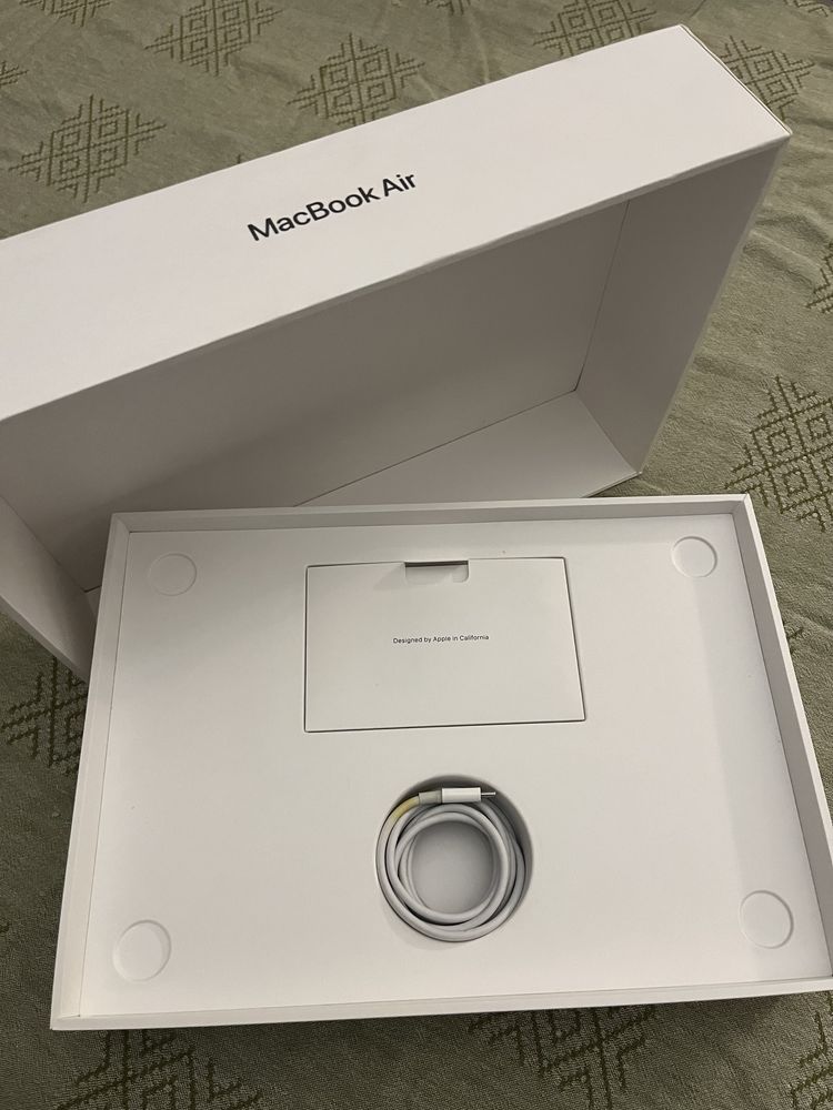 MacBook Air 2020 em caixa e com cabos originais