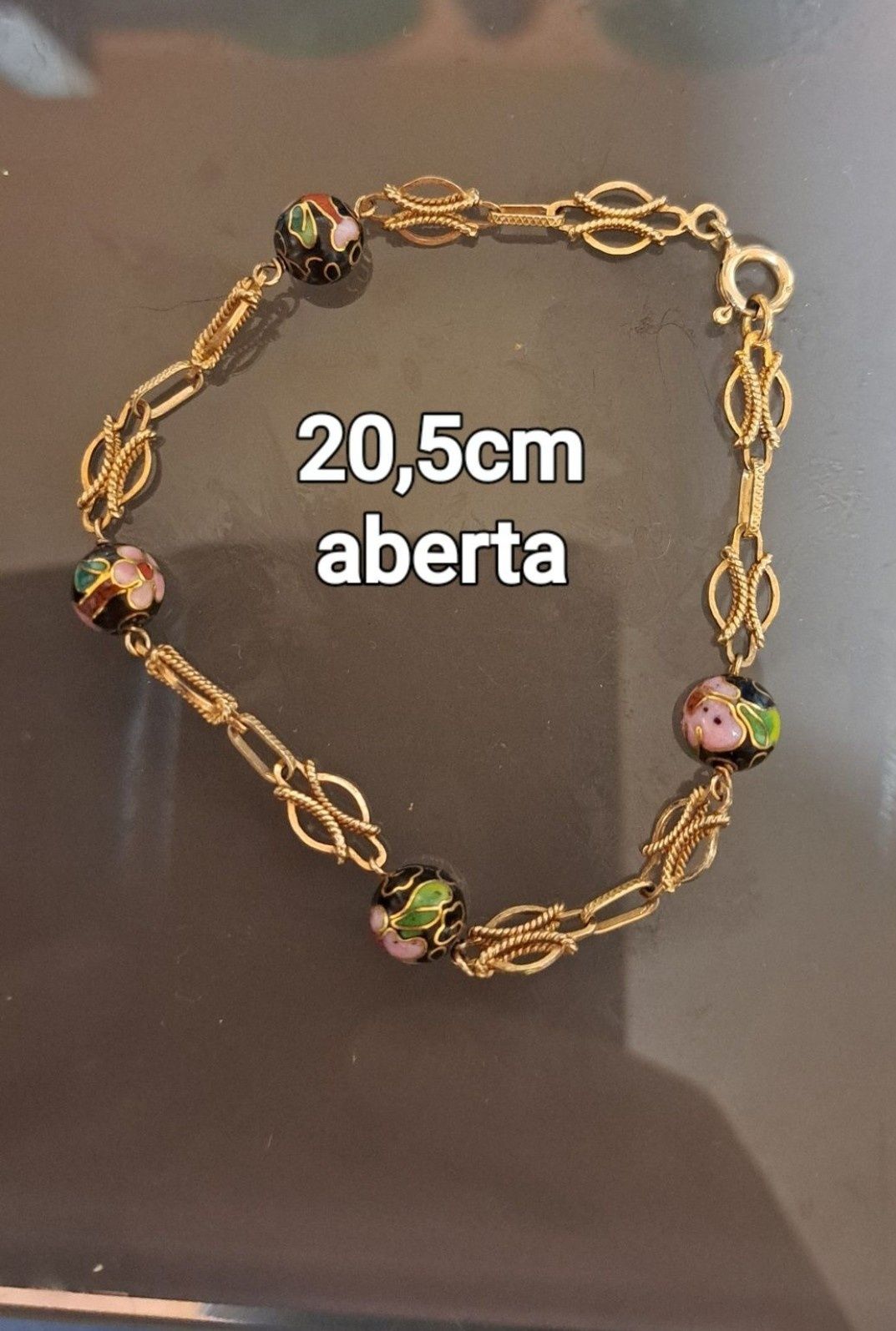 Pulseiras em prata contrastada.