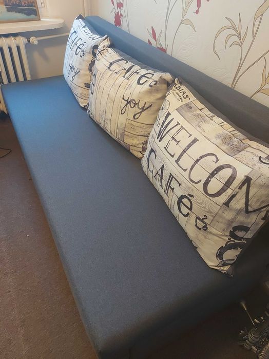 Łóżko z poduszkami