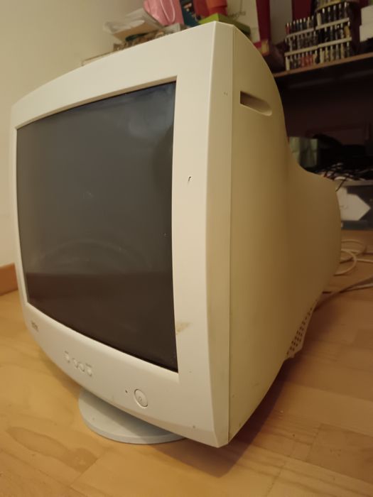 PC de secretária com monitor antigo