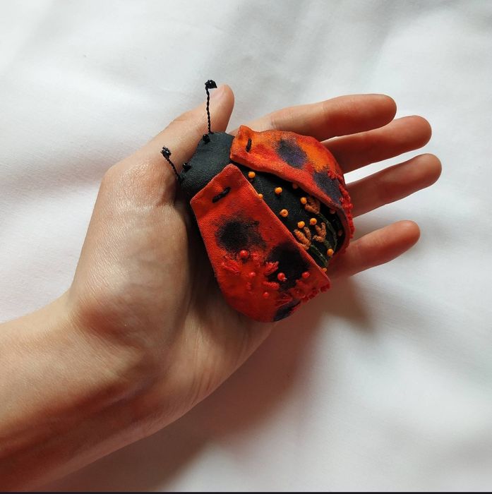 Текстильна фігурка божої корівки, декор для інтер'єру