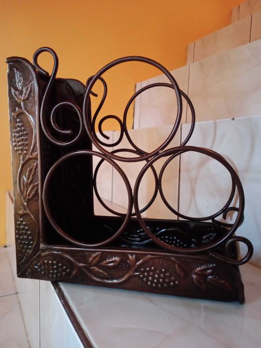 stylowy stojak na wino