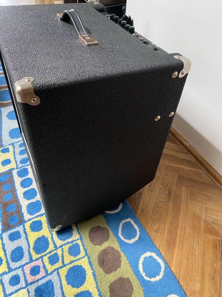 Wzmacniacz basowy Ampeg BA115 combo