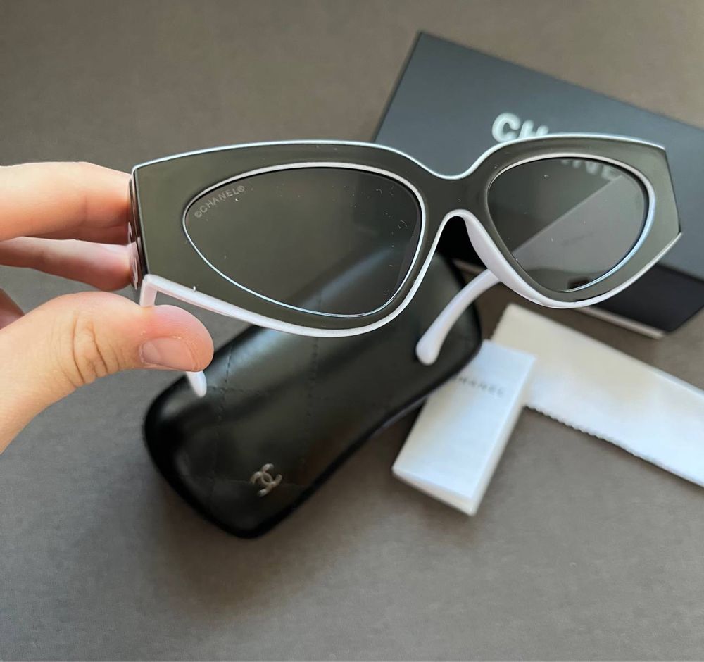 Okulary Chanel.