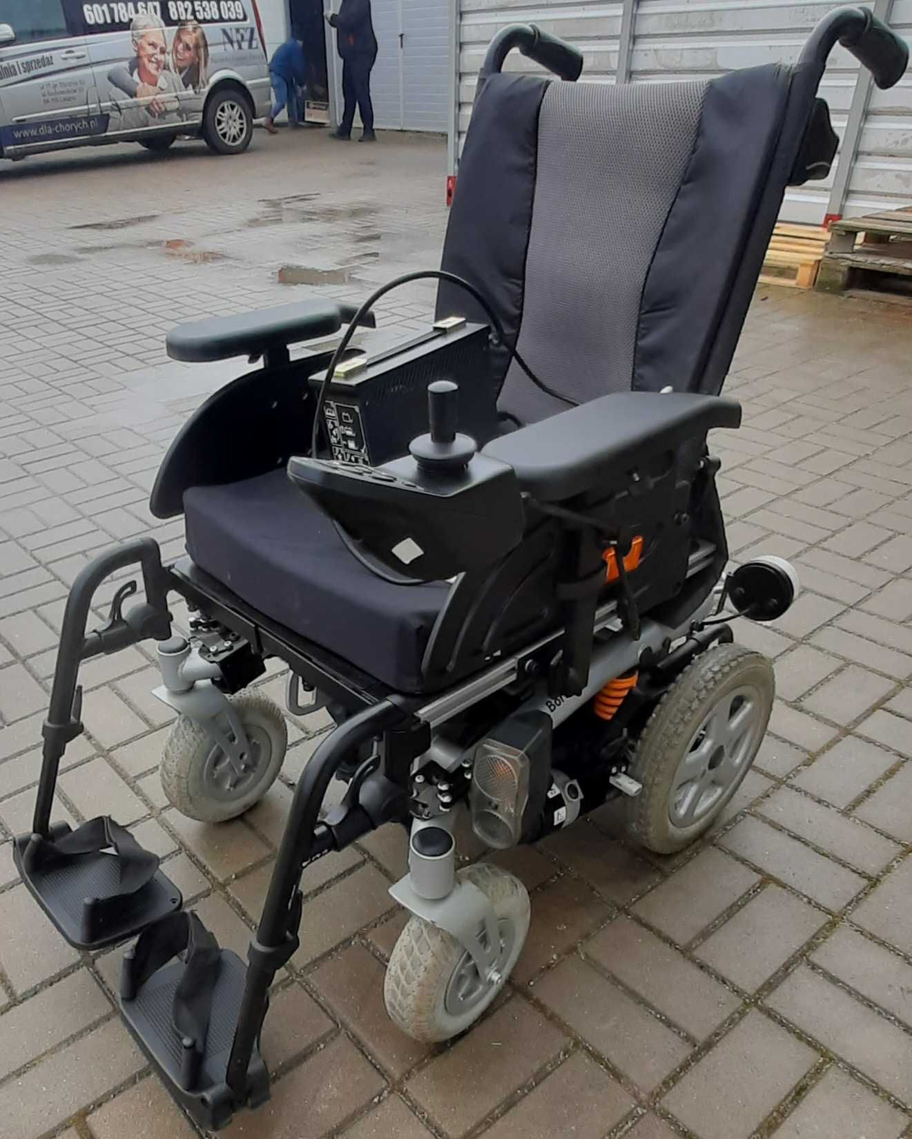 Wózek inwalidzki Invacare Bora z napędem do pomieszczeń i na zewnątrz