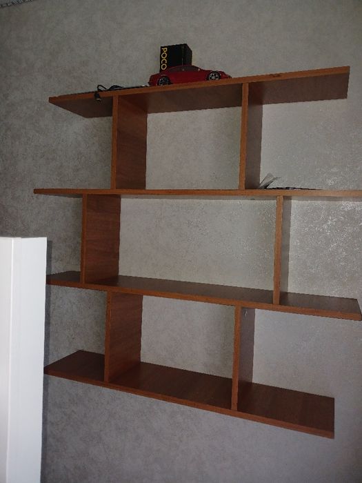 Продам стіл та поличку б/у в гарному стані .