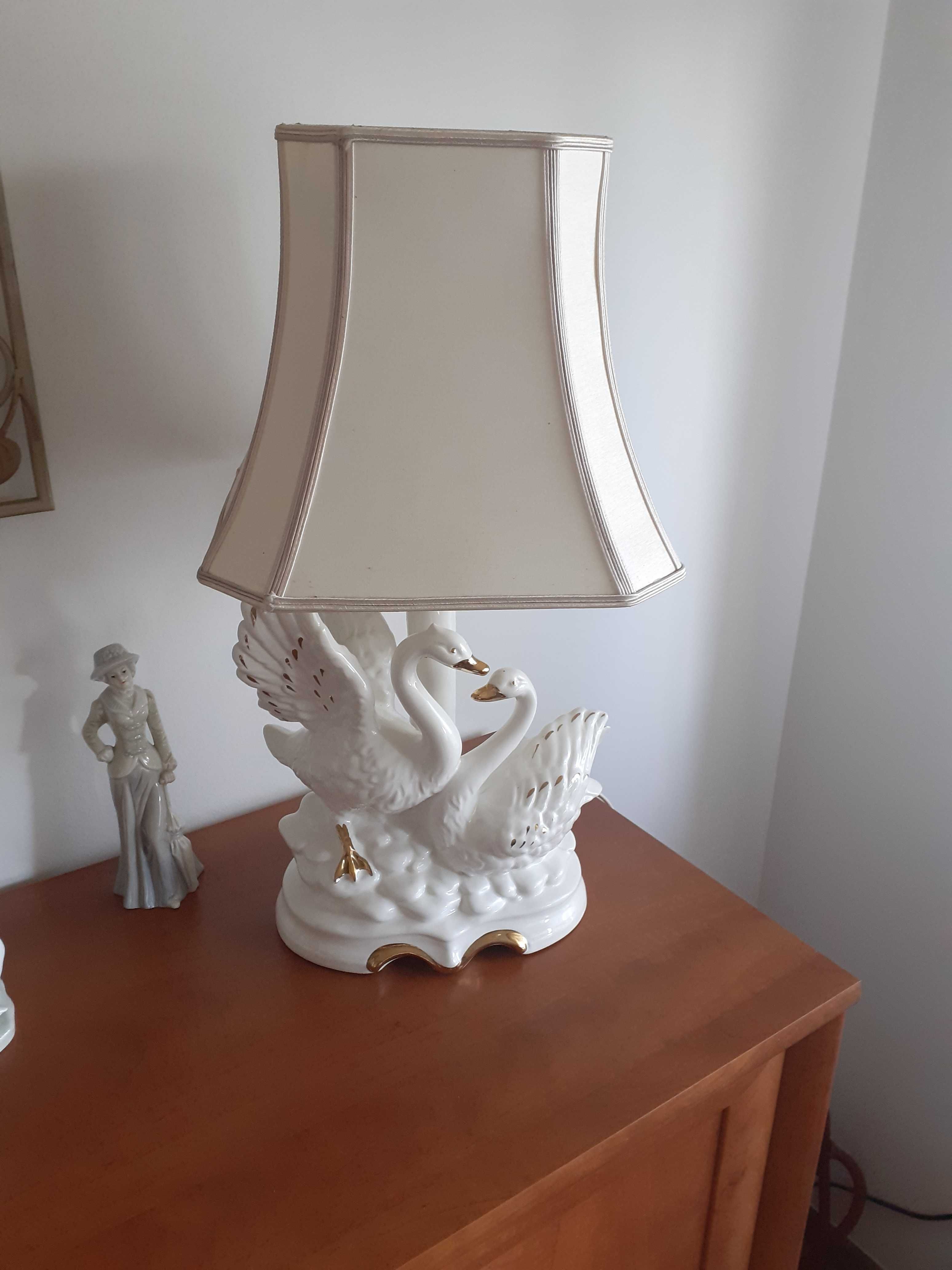 Porcelanowa lampa piękna bez ubytków