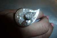 pierścionek srebrny z masą perłowa i cyrkoniami