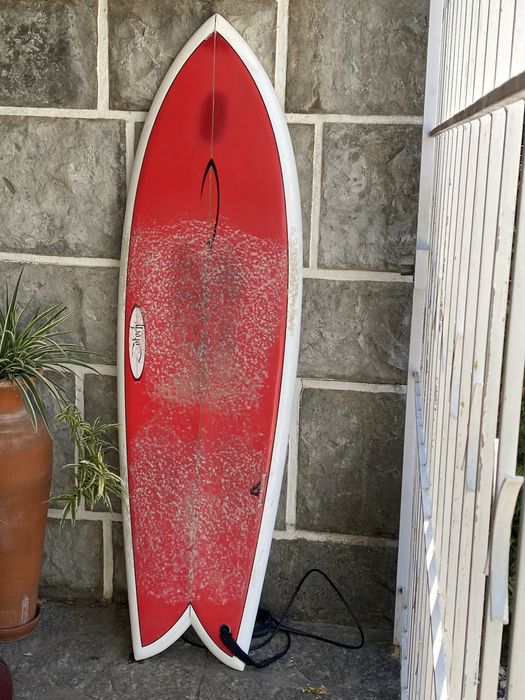 Prancha de surf (fish) vermelho & branco 4 quilhas em bom estado
