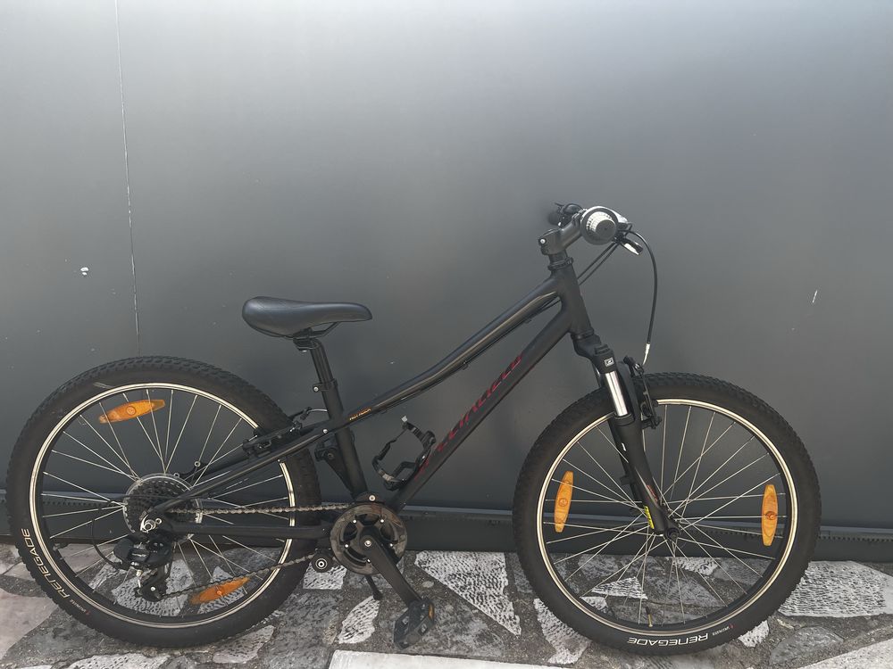 Bicicleta de crianca/adolescente da marca Specialized.