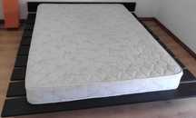 Cama de casal, com colchão e espelho de parede