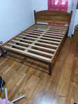 Cama de madeira com estrado e colchão