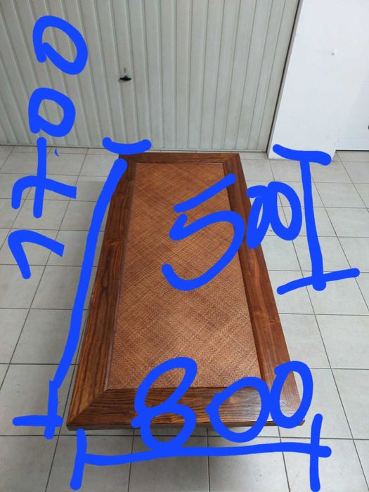 Vendo mesa de sala em madeira maciça como nova
