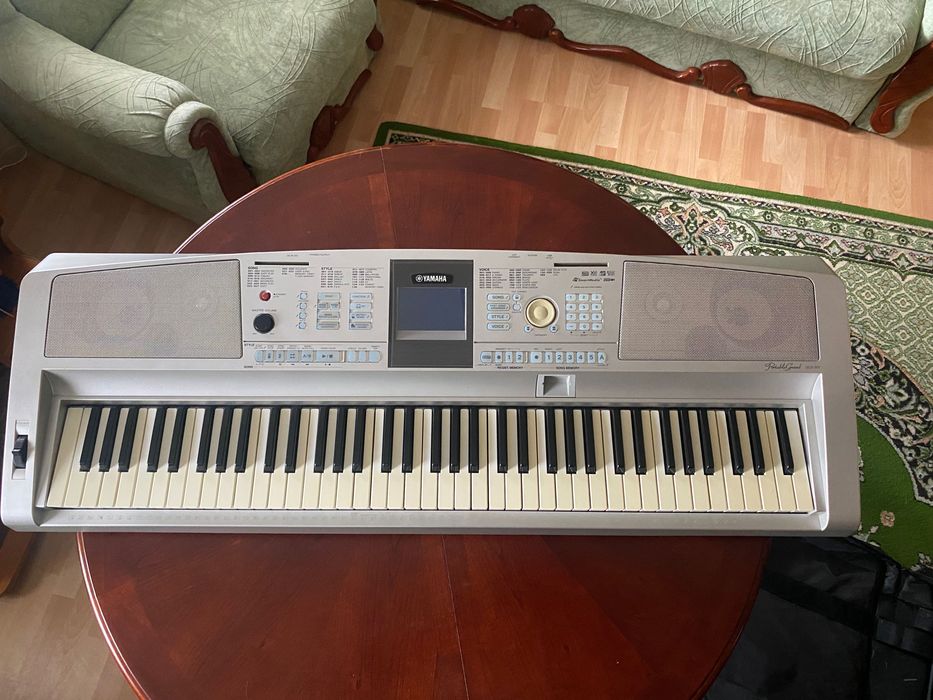 Клавішний інструмент Yamaha DGX 305